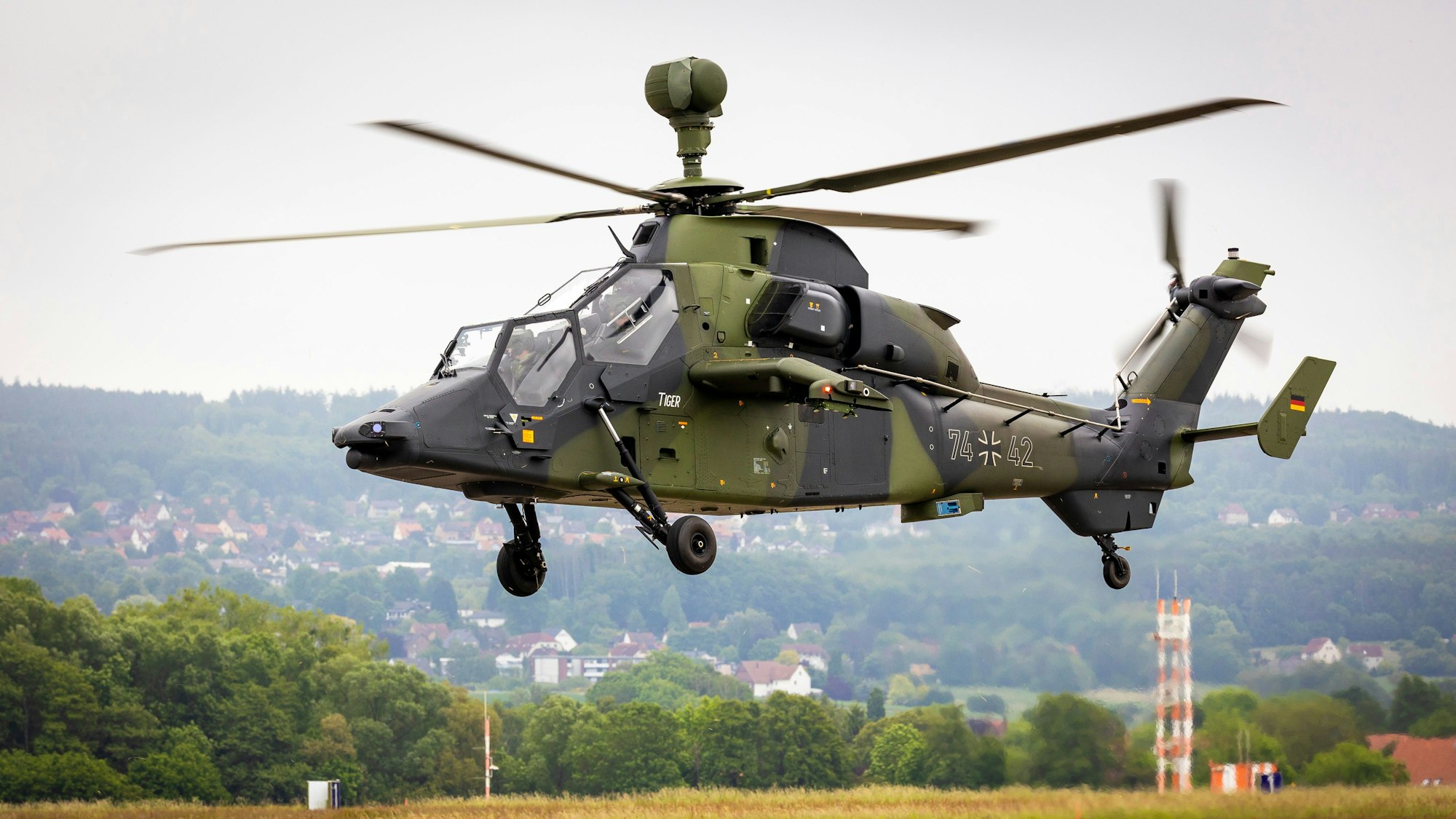 Ein deutscher Kampfhubschrauber des Typs Tiger, hier bei einem Übungsflug im Juni in Niedersachsen. Bei einem Übungsflug in Frankreich ist ein Helikopter abgestürzt. (Symolbild)