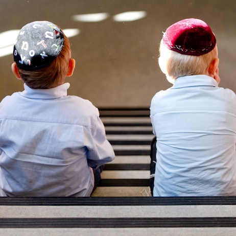 Zwei Jungen mit Kippa auf Treppenstufen