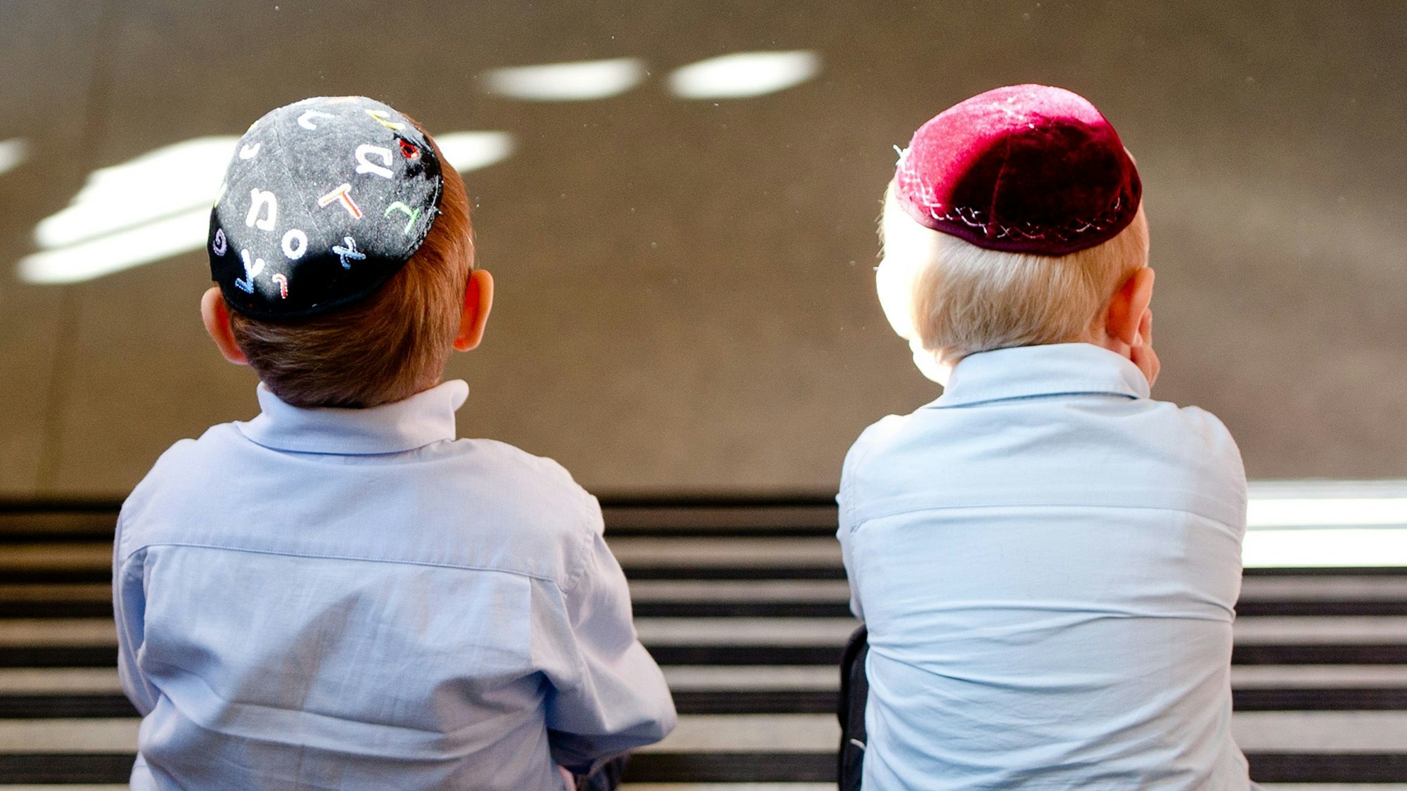 Zwei Jungen mit Kippa auf Treppenstufen