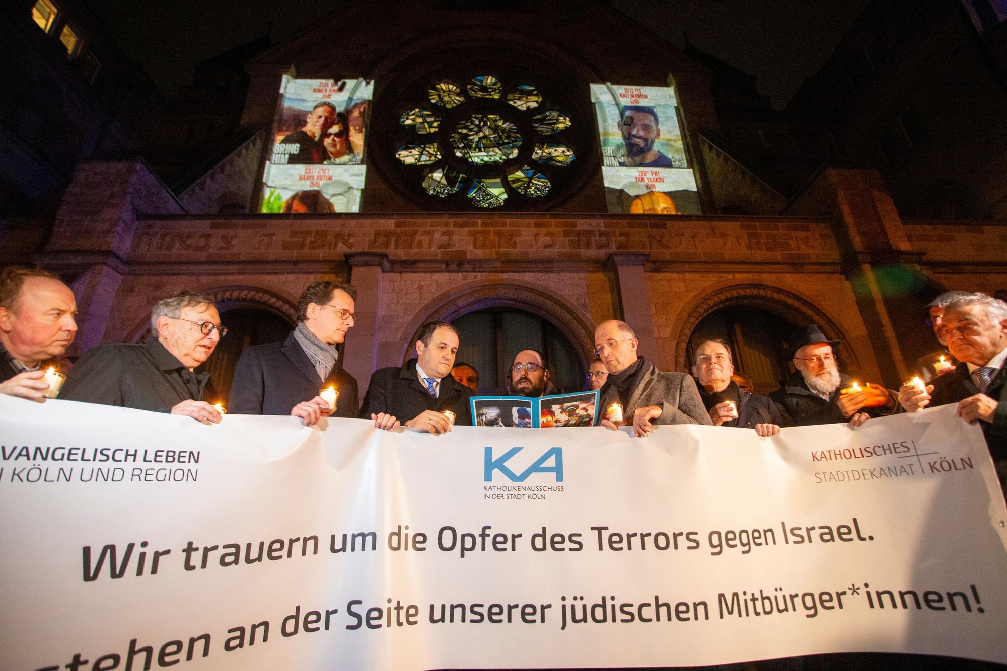 NRW-Ministerpräsident Hendrik Wüst (2.v.l.) mit Vertretern von Synagogengemeinde, christlichen Kirchen und Landespolitik vor dem jüdischen Gotteshaus an der Kölner Roonstraße.