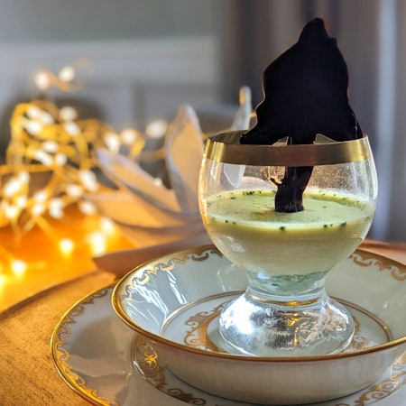ILLUSTRATION - Der Tannenbaum aus geschmolzener Schokolade wird auf Backpapier selbst „gemalt“ und krönt die Basilikum Panna Cotta an Heiligabend.