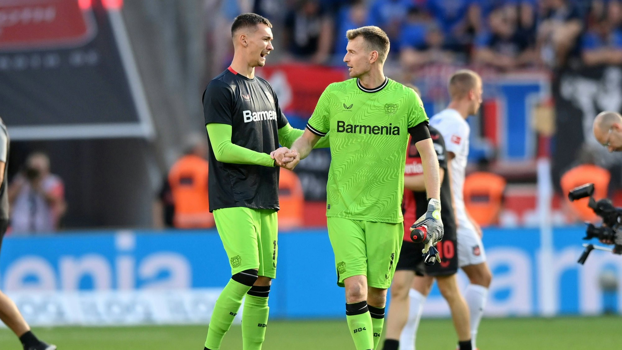 Teamkollegen und Konkurrenten: Leverkusens Torwart-Duo mit Lukas Hradecky und Matej Kovar (links).