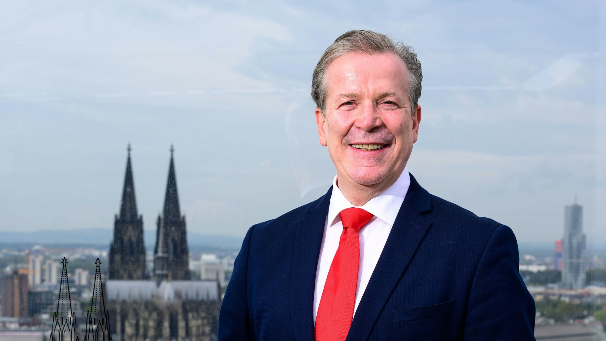 Christoph Kuckelkorn mit dem Kölner Dom im Hintergrund.