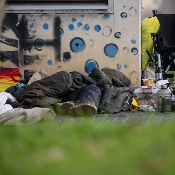 Fast 400 wohnungslose Menschen schlafen auch in Köln oft draußen, in Parks oder an Straßen.