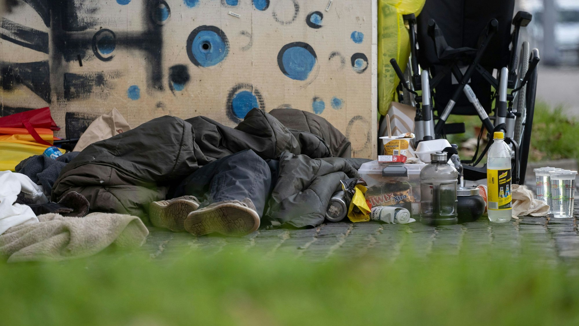 Fast 400 wohnungslose Menschen schlafen auch in Köln oft draußen, in Parks oder an Straßen.