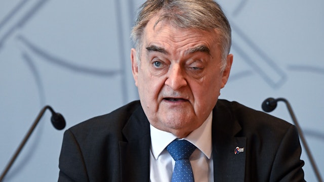 Herbert Reul (CDU), Innenminister von Nordrhein-Westfalen, spricht während einer Pressekonferenz in zwei Mikrofone.