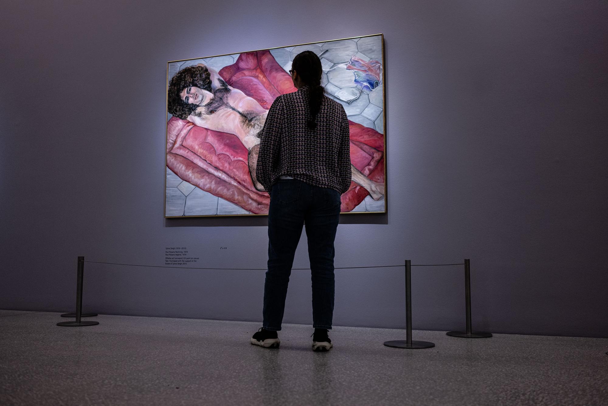 Münster: Eine Besucherin steht an dem Ölgemälde der britisch-amerikanischen Künstlerin Sylvia Sleigh mit dem Titel ·Paul Rosano liegend·.