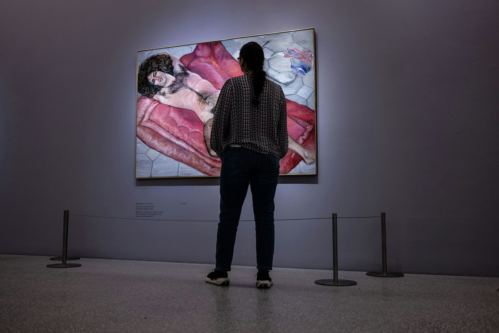 Münster: Eine Besucherin steht an dem Ölgemälde der britisch-amerikanischen Künstlerin Sylvia Sleigh mit dem Titel ·Paul Rosano liegend·.