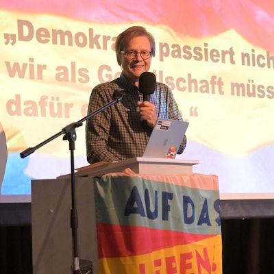 Das Foto zeigt Zeitzeugen Michael Schwerk bei seinem Besuch in der Gesamtschule Kürten