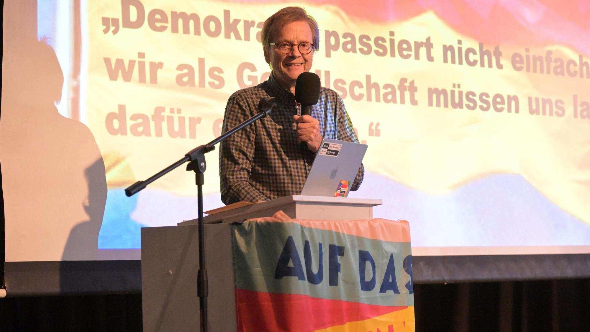 Das Foto zeigt Zeitzeugen Michael Schwerk bei seinem Besuch in der Gesamtschule Kürten