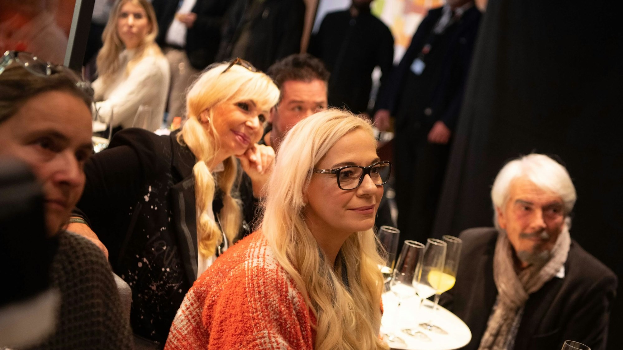 Das Bild zeigt einige Gäste bei der Eröffnung.