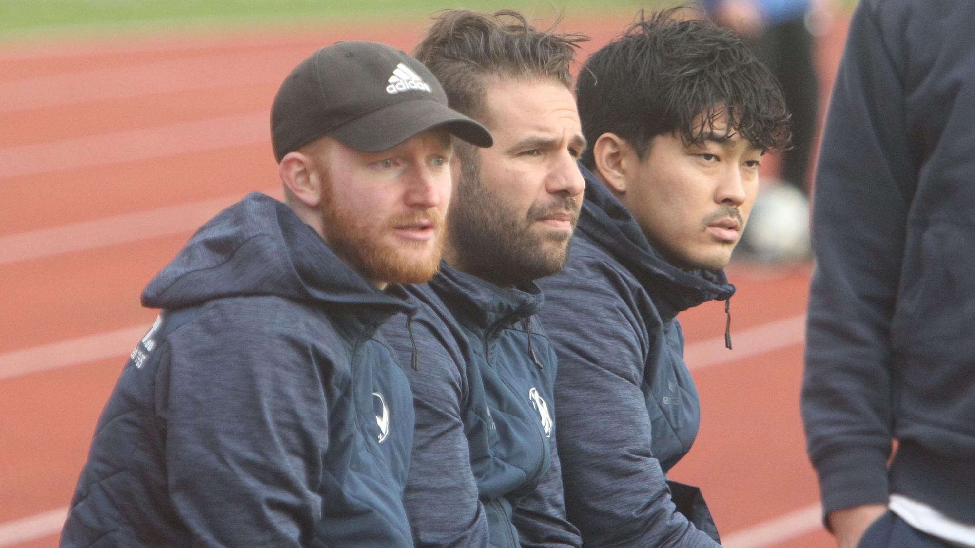 Kai Brech (von links) und Ioannis Foukis sowie Videoanalyst Kaito Ikeda