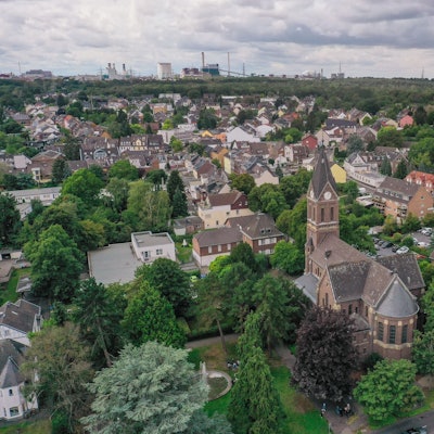 Ein Luftbild vom Ortskern von Alt-Hürth rund um die Kirche St. Katharina.