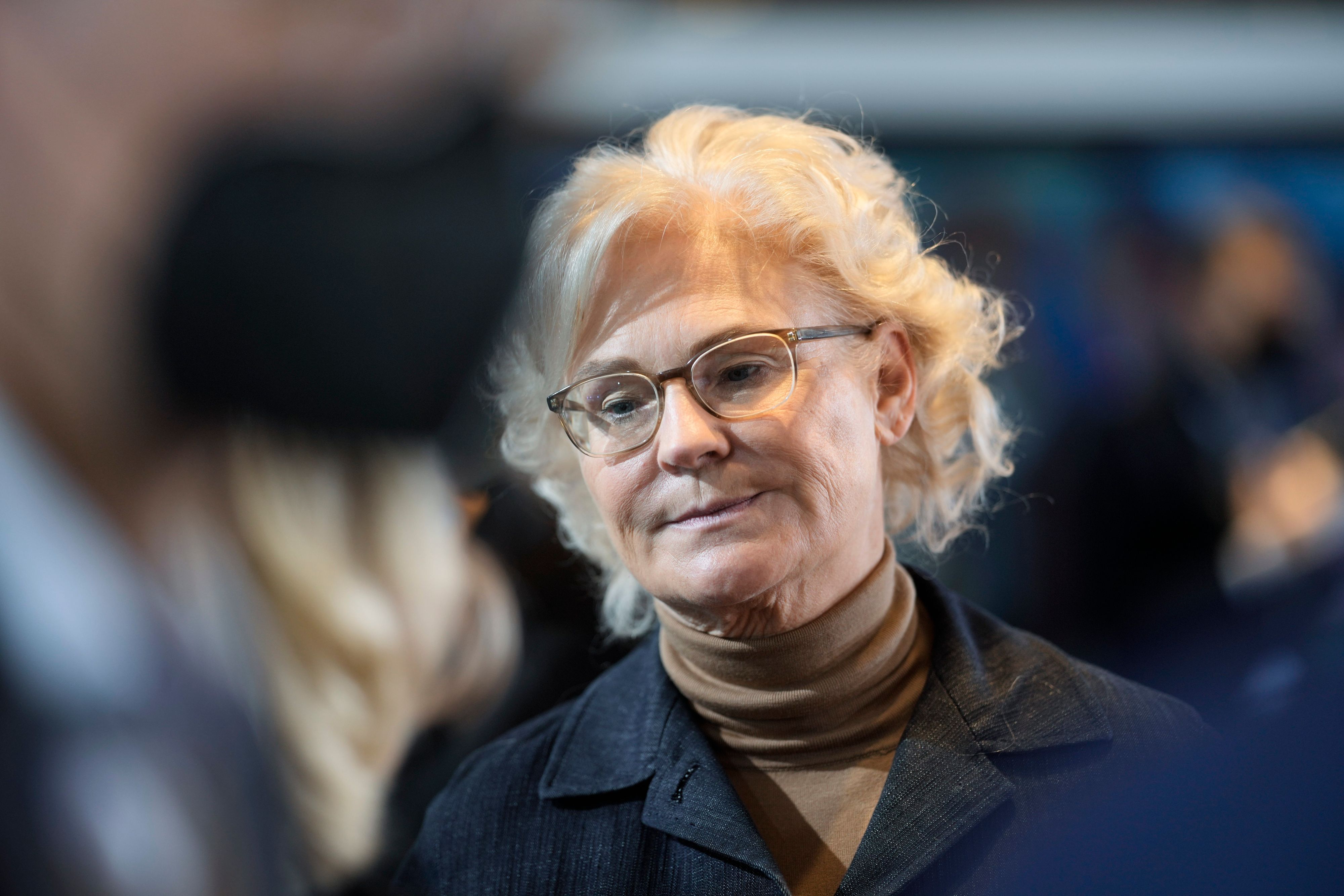 Christine Lambrecht, ehemalige Verteidigungsminsterin, schaut zu Boden. (Archivbild)