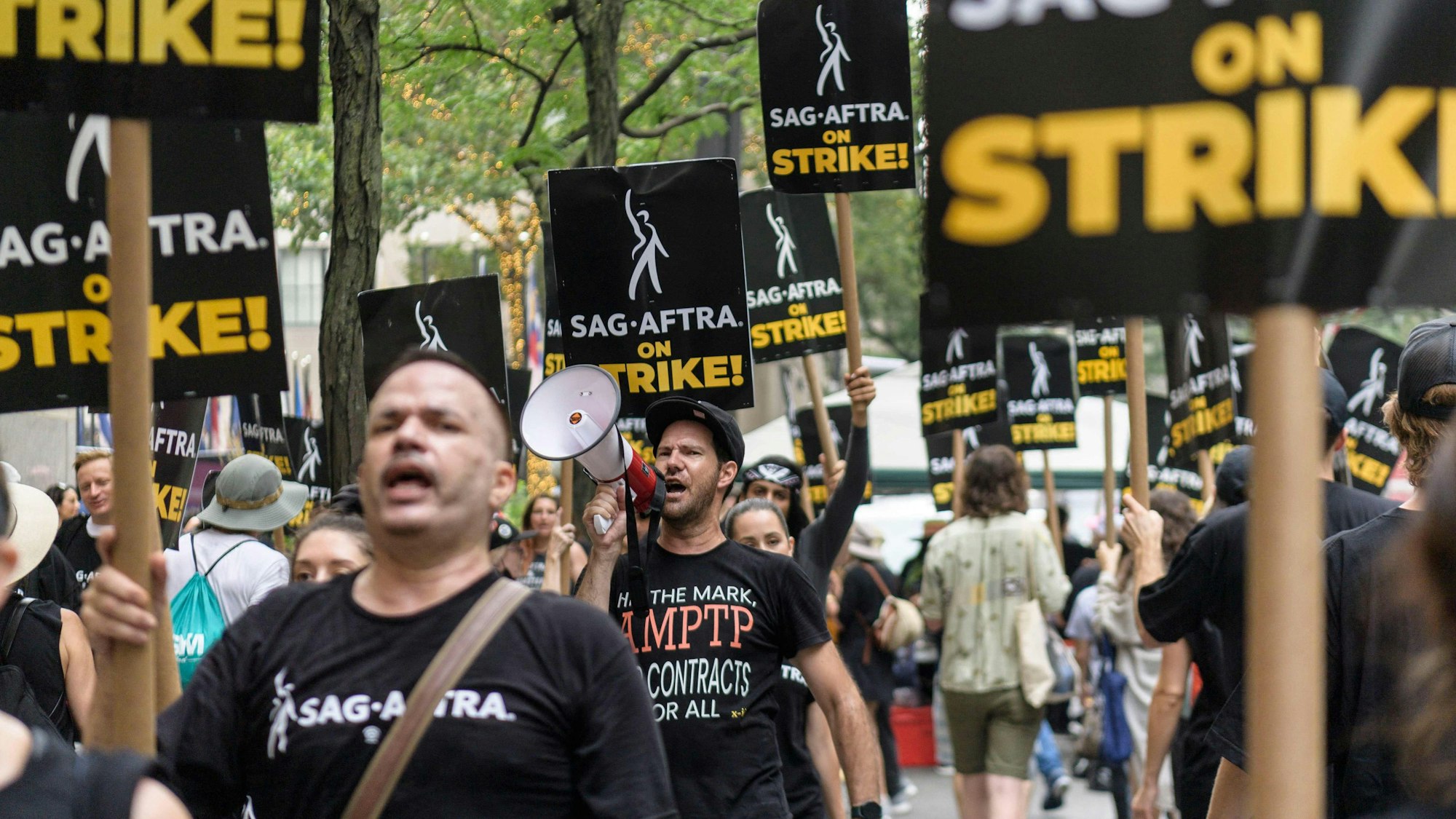Protest beim sogenannten Hollywood-Streik: Schauspielerinnen und Schauspieler protestierten für bessere Bezahlung und KI-Regeln in der Branche.
