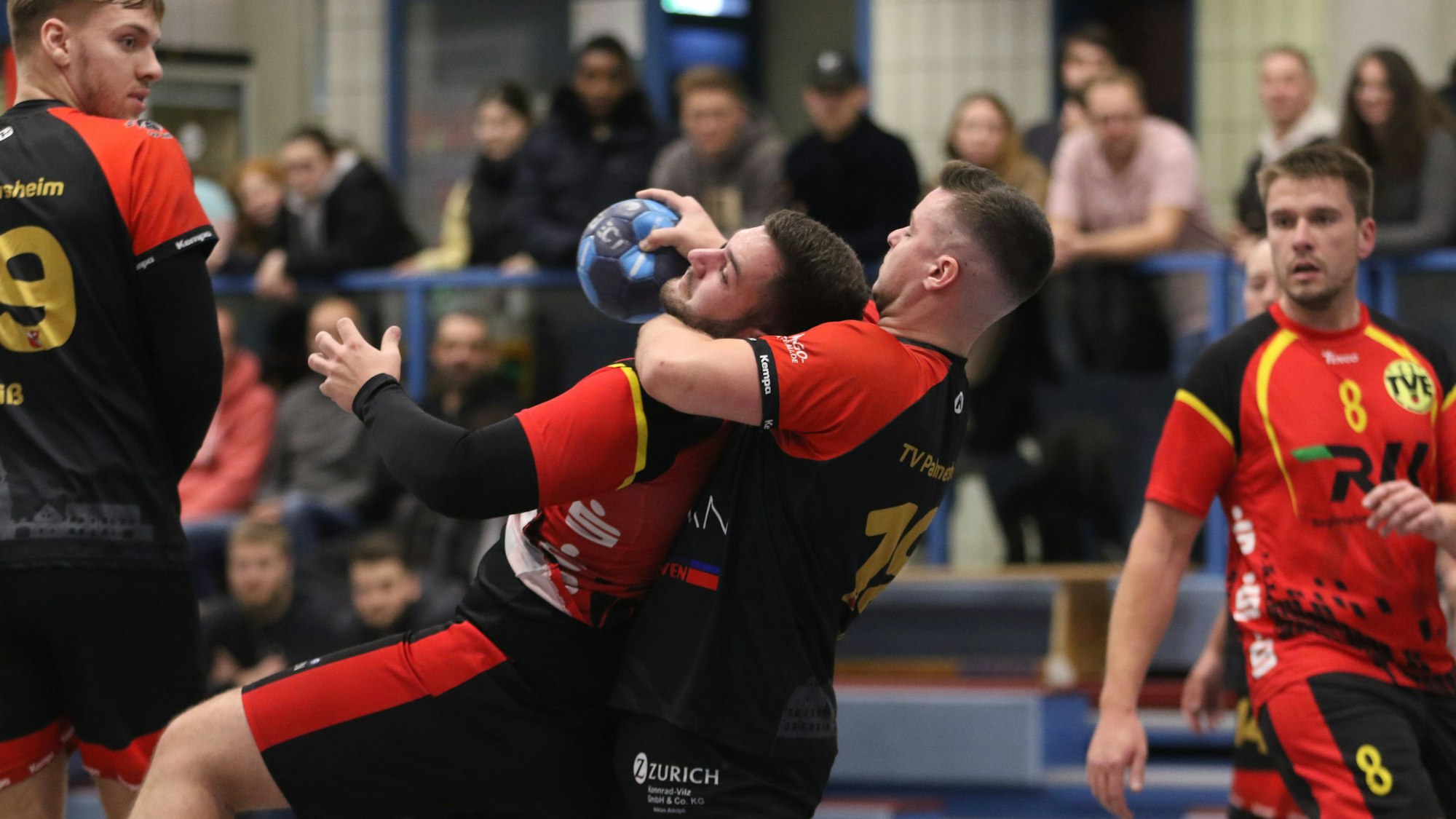 Das Bild zeigt einen harten Zweikampf im Handball. Marco Mayer nimmt seinen Kontrahenten in den Schwitzkasten.