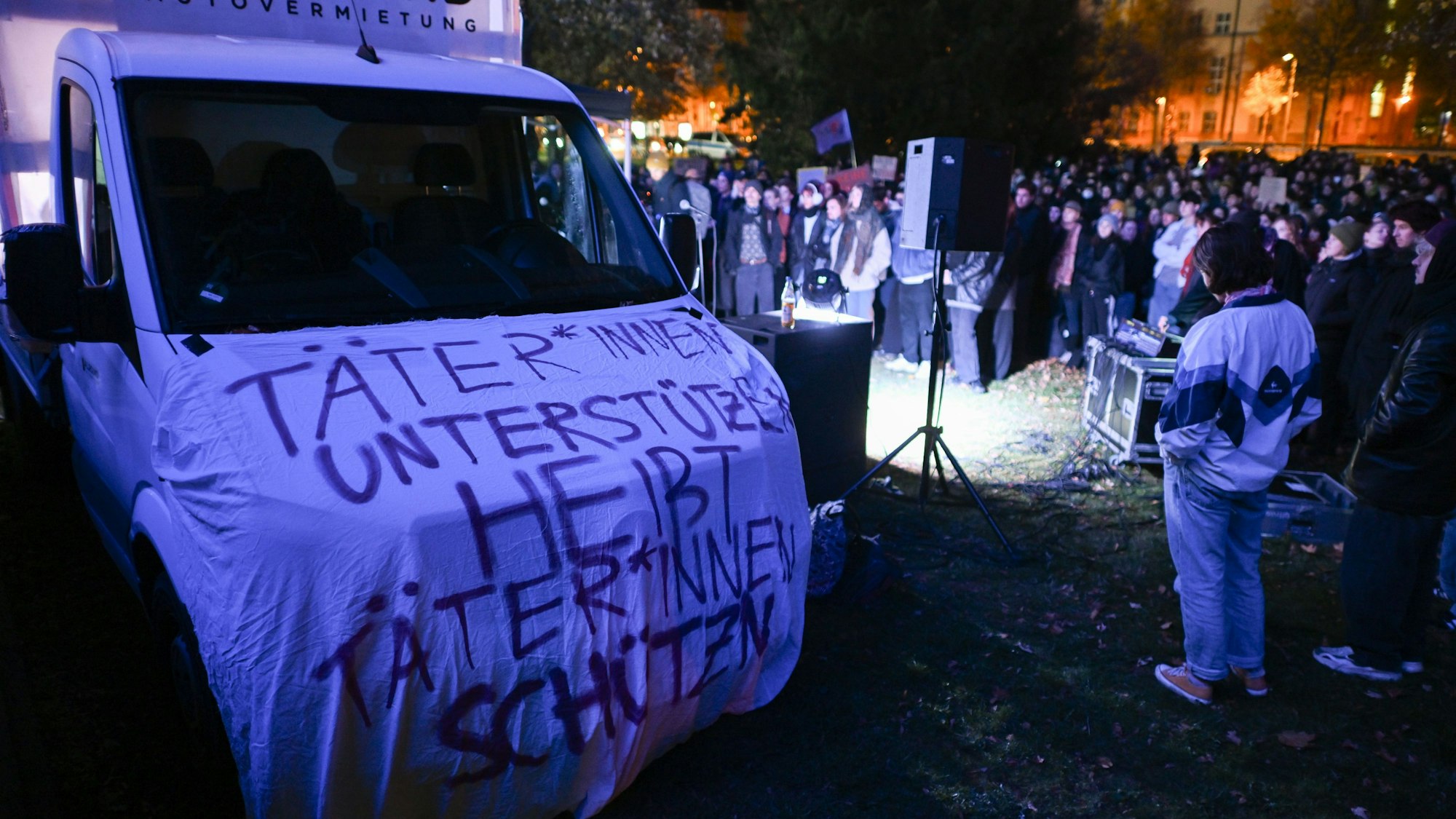 Hunderte Teilnehmer protestierten gegen Rammstein-Sänger Till Lindemann beim Auftakt seiner Solo-Tour.