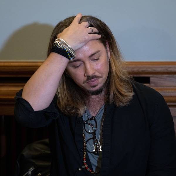 Der deutsche Rockmusiker Gil Ofarim sitzt im Saal des Landgerichts in Leipzig. Hier beginnt der Prozess gegen Ofarim wegen falscher Verdächtigung und Verleumdung.