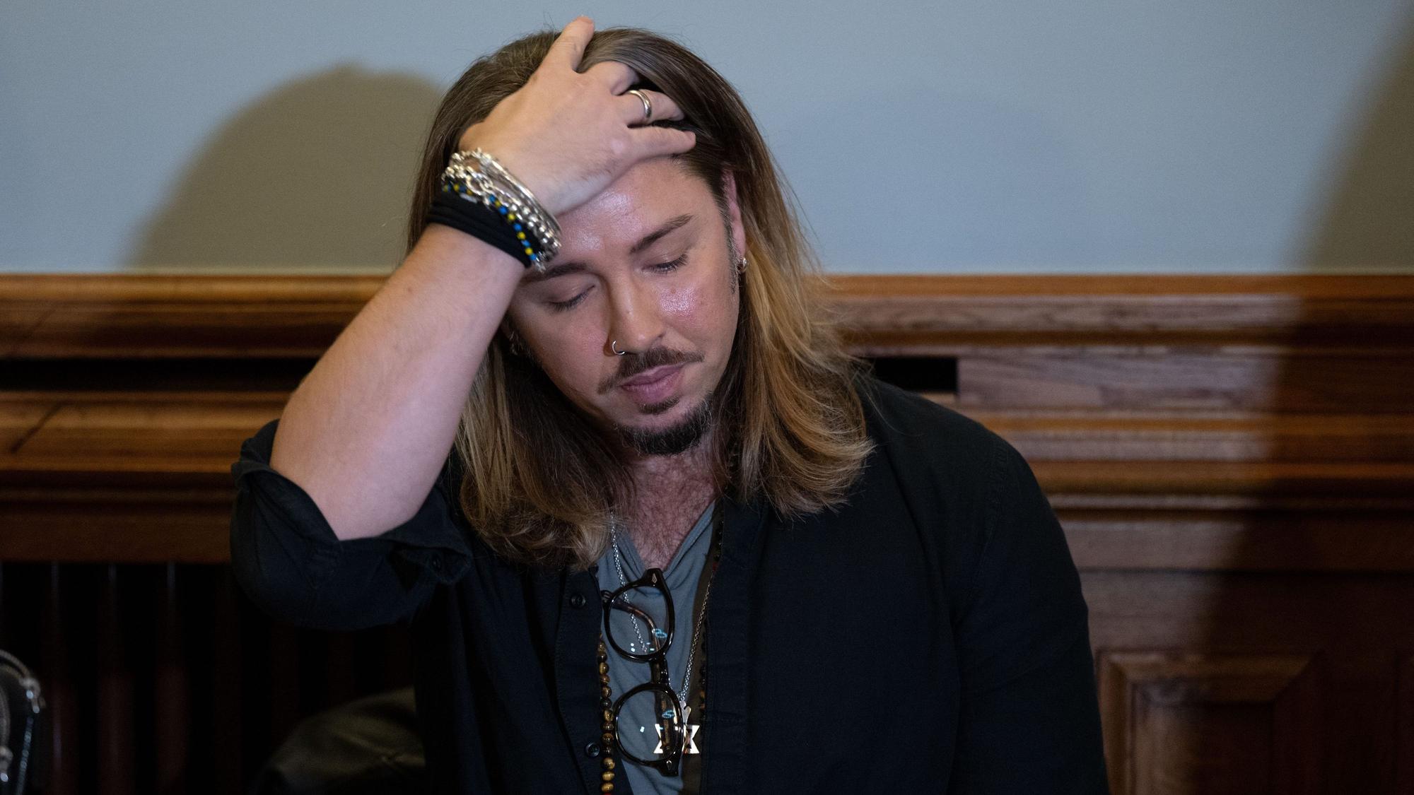 Der deutsche Rockmusiker Gil Ofarim sitzt im Saal des Landgerichts in Leipzig. Hier beginnt der Prozess gegen Ofarim wegen falscher Verdächtigung und Verleumdung.