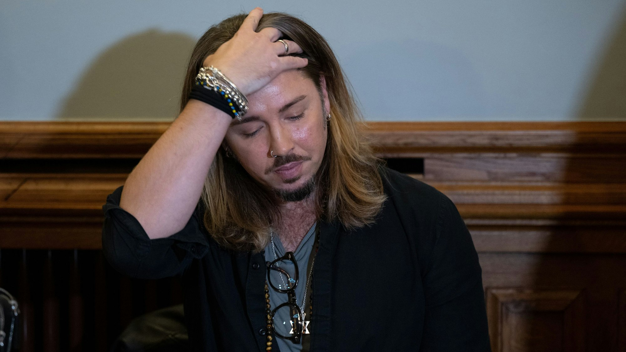 Der deutsche Rockmusiker Gil Ofarim sitzt im Saal des Landgerichts in Leipzig. Hier beginnt der Prozess gegen Ofarim wegen falscher Verdächtigung und Verleumdung.