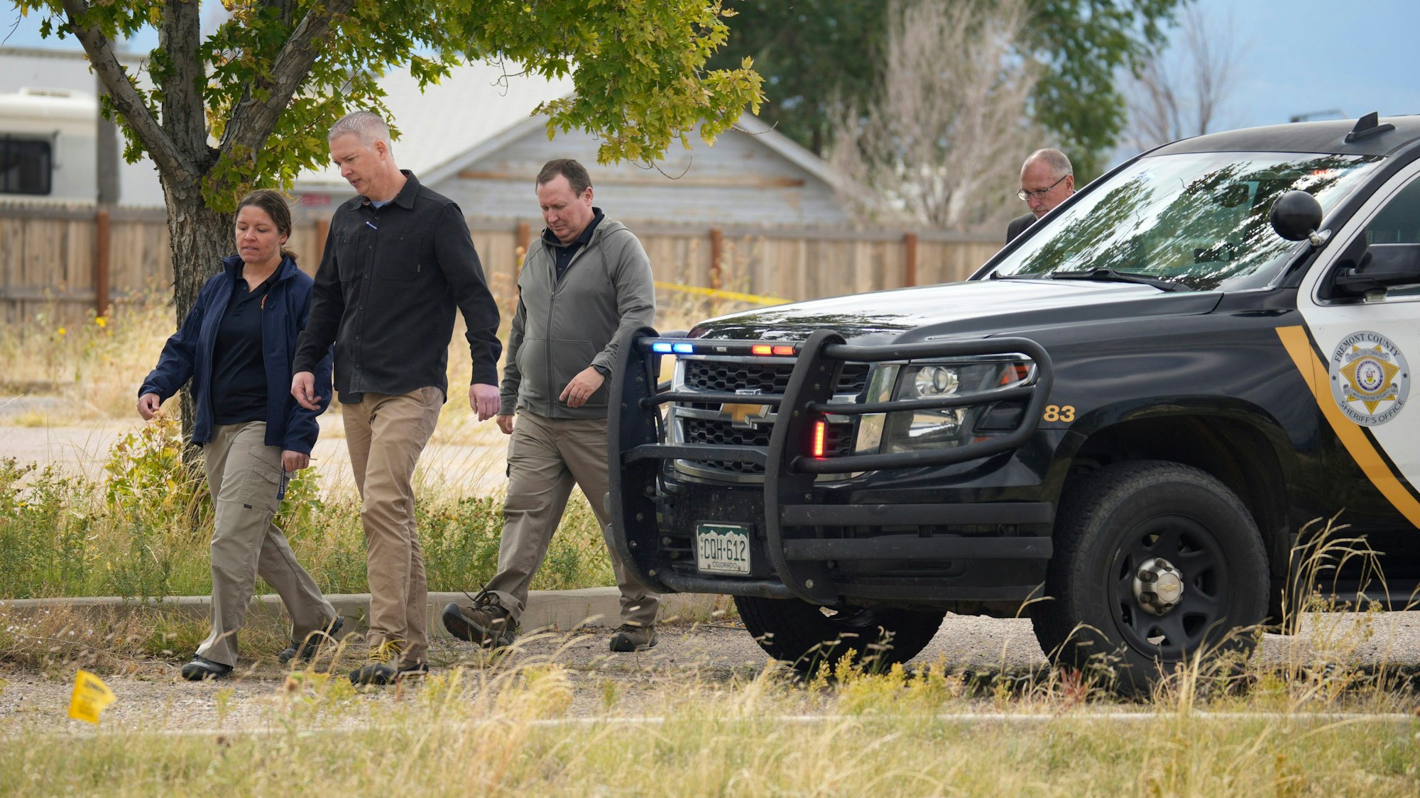 US-Beamte vor dem Bestattungsunternehmen in Colorado. Nach dem Fund von 189 verwesenden Leichen sind die Betreiber festgenommen worden. (Archivbild)