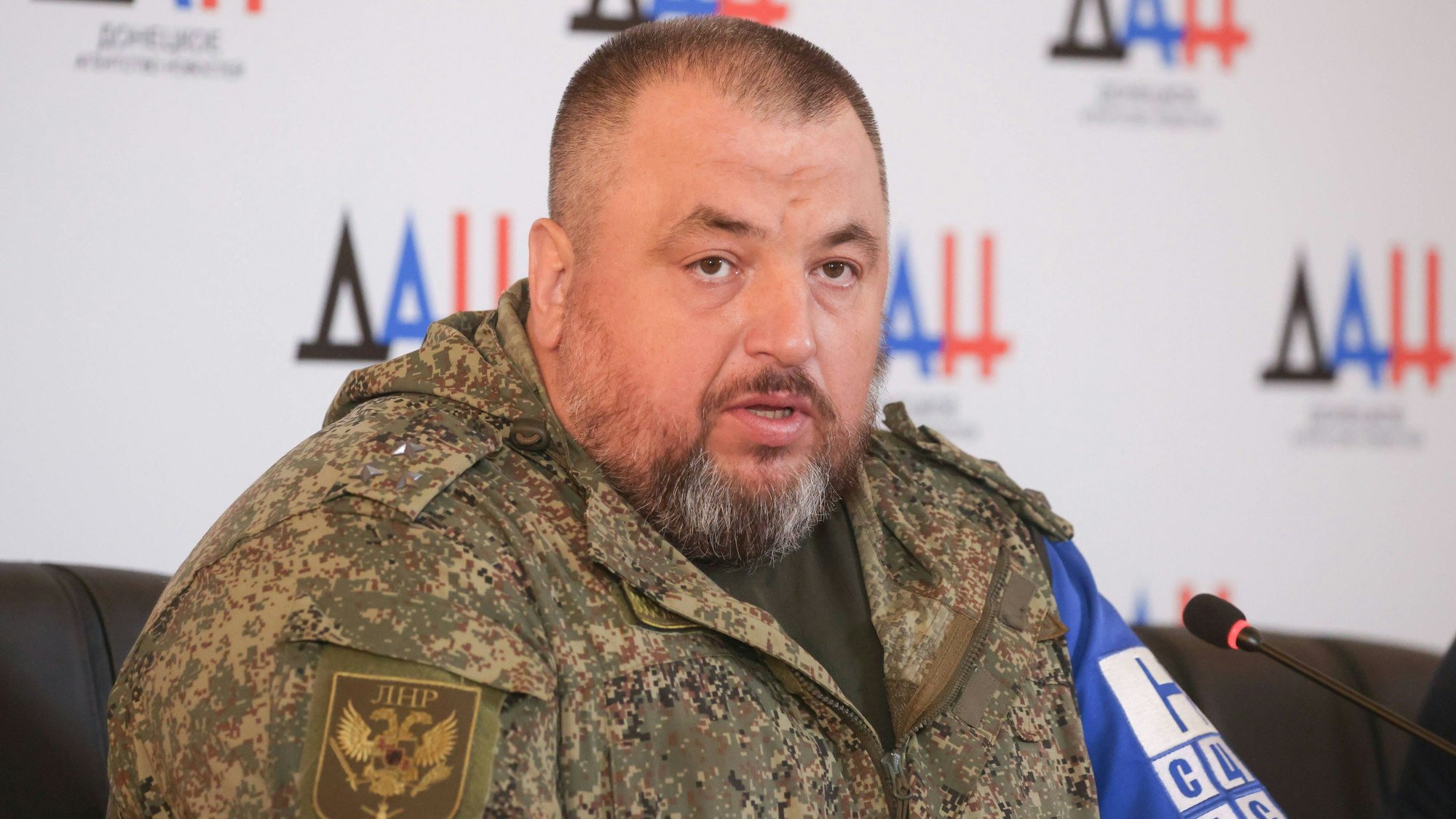 DONETSK, VOLKSREPUBLIK DONETSK - 7. SEPTEMBER 2022: Michail Filiponenko, der Leiter der LPR-Vertretung im Gemeinsamen Kontroll- und Koordinierungszentrum für Waffenstillstand und Stabilisierung der Demarkationslinie (JCCC), nimmt in der Donezker Nachrichtenagentur an einer Pressekonferenz zu den Beschussangriffen der ukrainischen Streitkräfte auf zivile Objekte mit Munition aus NATO-Ländern teil. Wladimir Gerdo/TASS PUBLICATIONxINxGERxAUTxONLY TS14173E