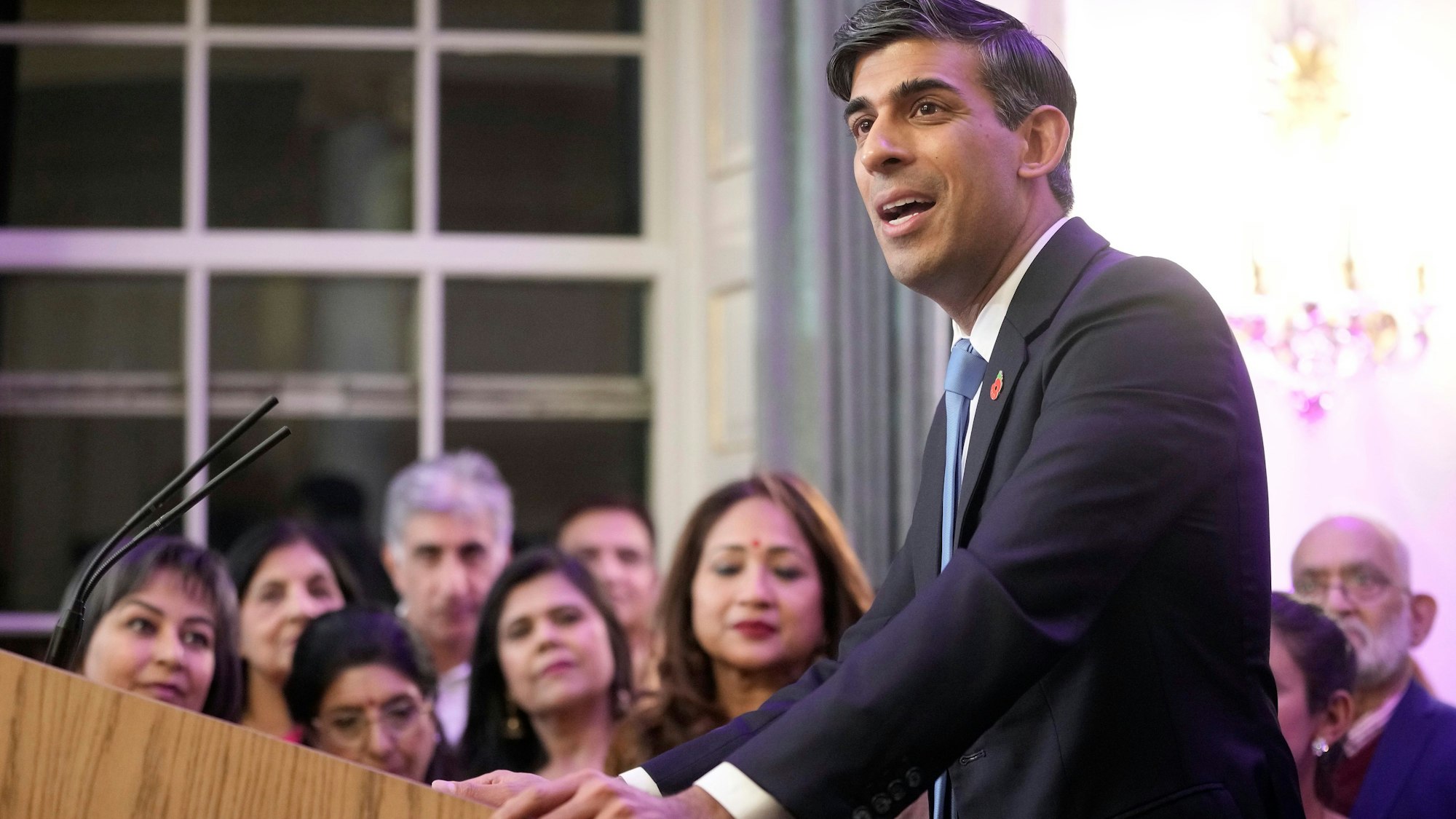 Premierminister Rishi Sunak steht nach den rechtspopulistischen Äußerungen von Innenministerin Suella Braverman unter Druck.