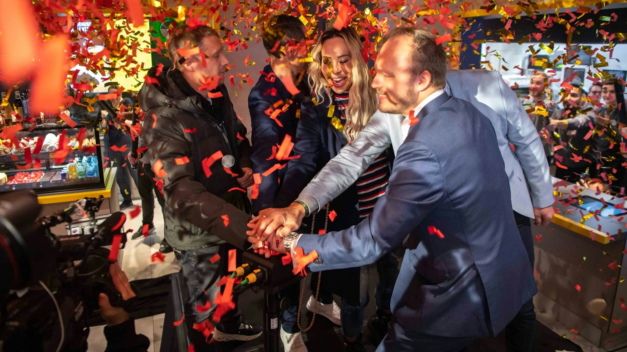 Zur Eröffnung drückten Oliver Pocher, Cora Schumacher und Ulf Hürtgen einen Buzzer, der Konfetti auslöste.