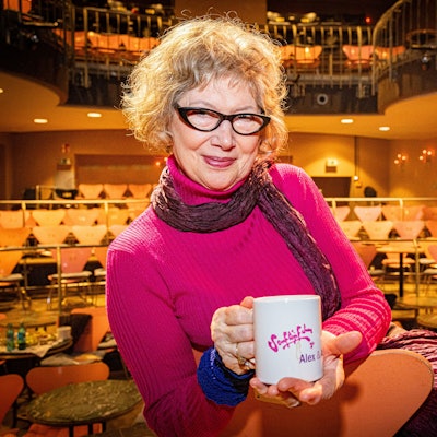 Alexandra Franziska Kassen in ihrem geliebten Senftöpfchen