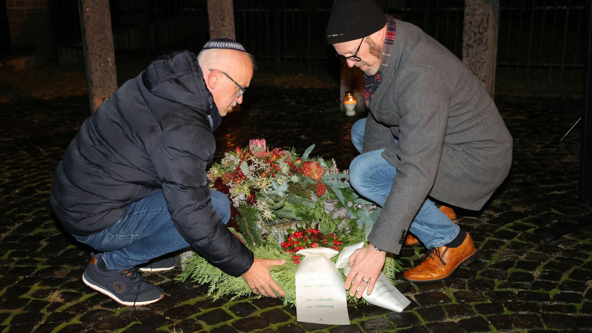 Einen Kranz legen Frank Bohlscheid (r.) und Ingo Themann nieder.