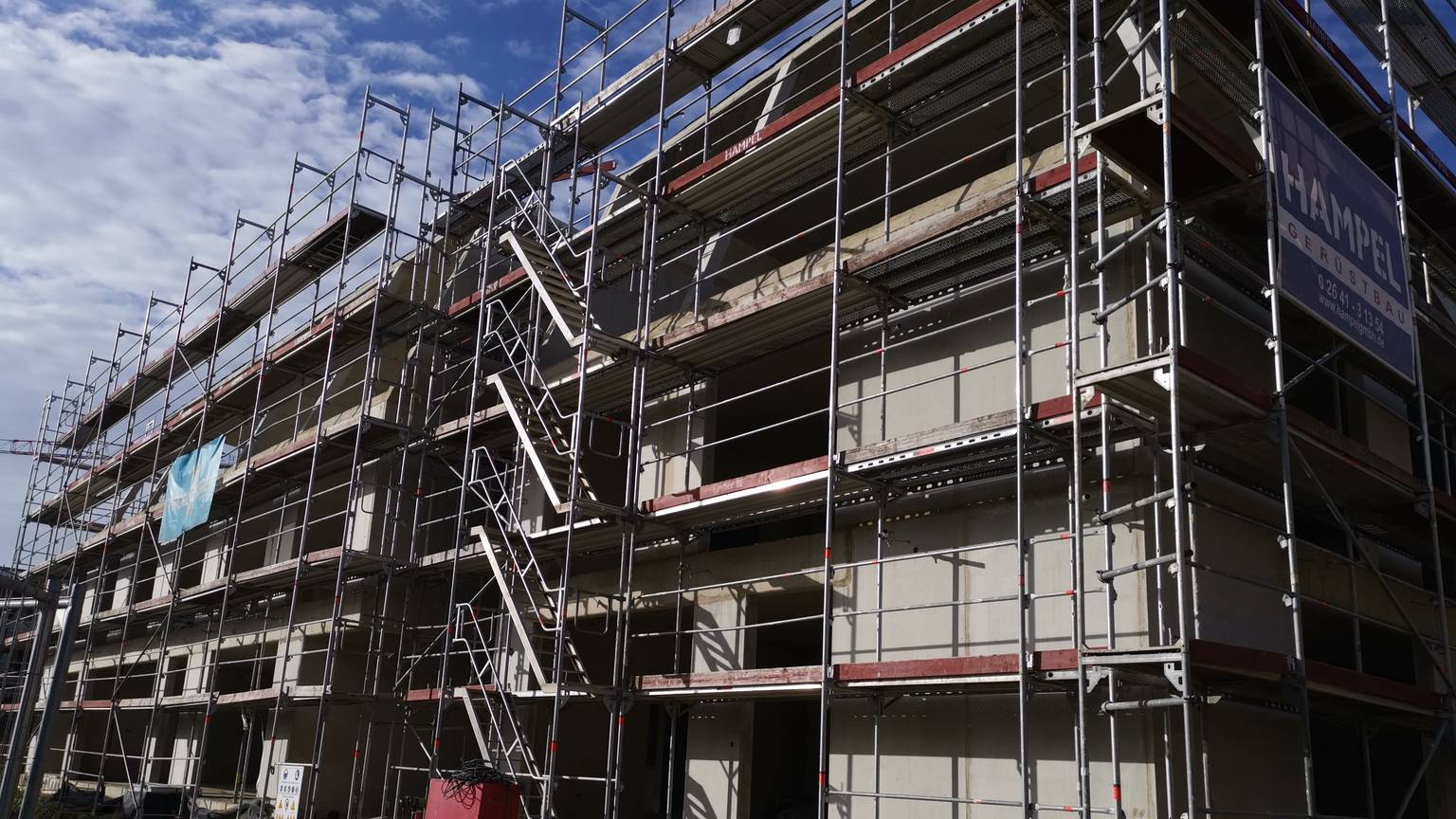 Der Rohbau für „Das Pallotti“ ist eingerüstet, doch seit Monaten ist kein Handwerker zu sehen.