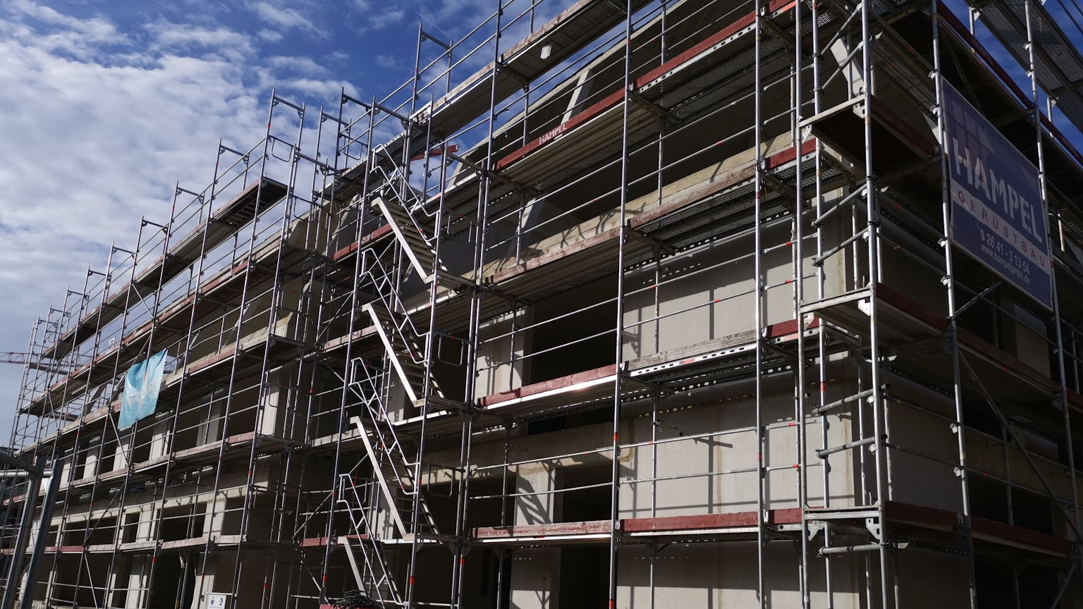 Der Rohbau für „Das Pallotti“ ist eingerüstet, doch seit Monaten ist kein Handwerker zu sehen.