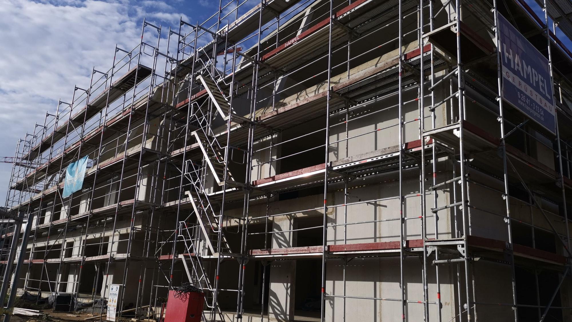 Der Rohbau für „Das Pallotti“ ist eingerüstet, doch seit Monaten ist kein Handwerker zu sehen.