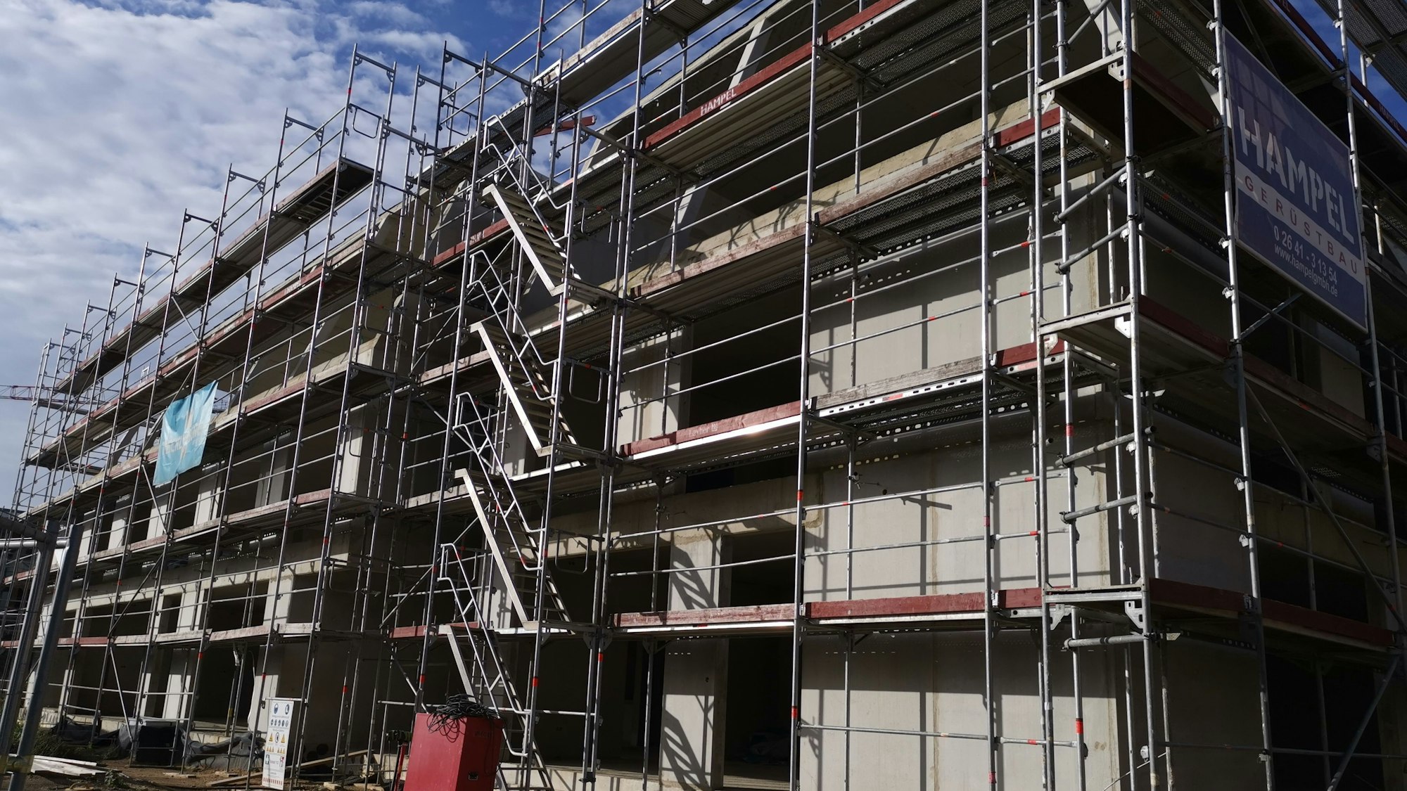 Der Rohbau für „Das Pallotti“ ist eingerüstet, doch seit Monaten ist kein Handwerker zu sehen.