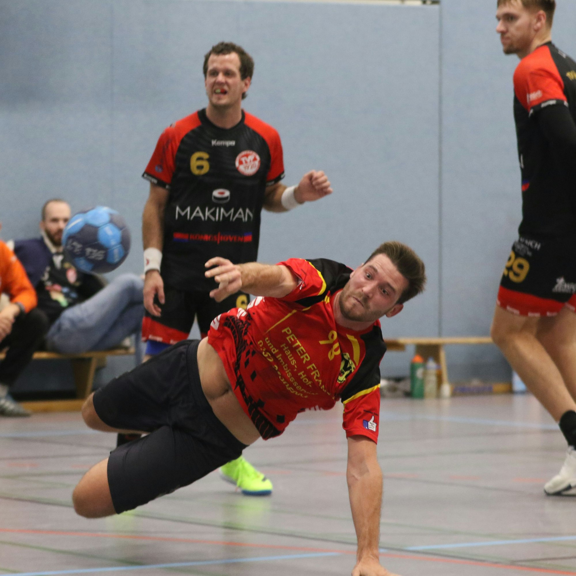 Aufgestützt auf den Arm wirft Bad Münstereifels Nils Flegelskamp aufs Tor.