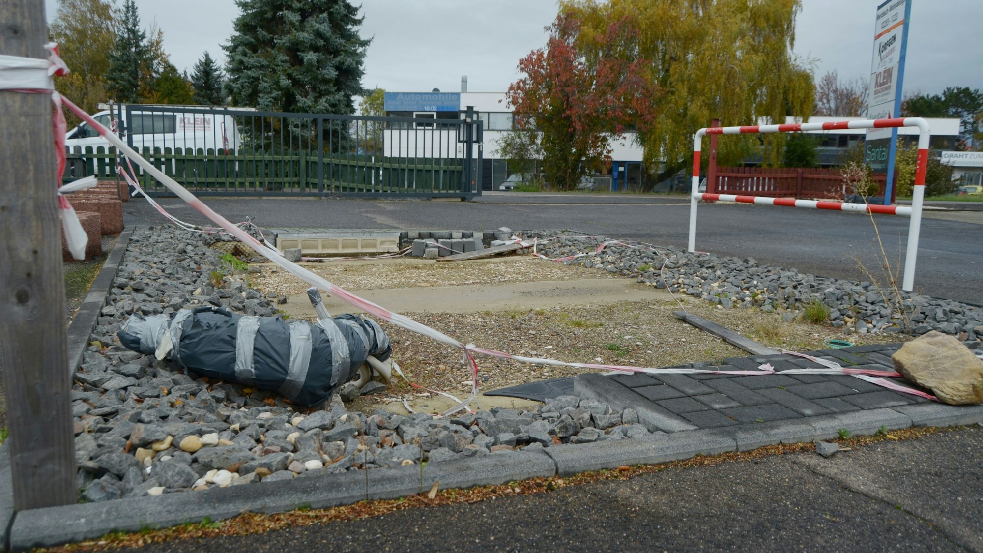 Das Bild zeigt die Stelle in Flamersheim, an der im September 2022 ein Geldautomat gesprengt wurde. Rot-weißes Flatterband liegt zum Teil auf dem Boden.