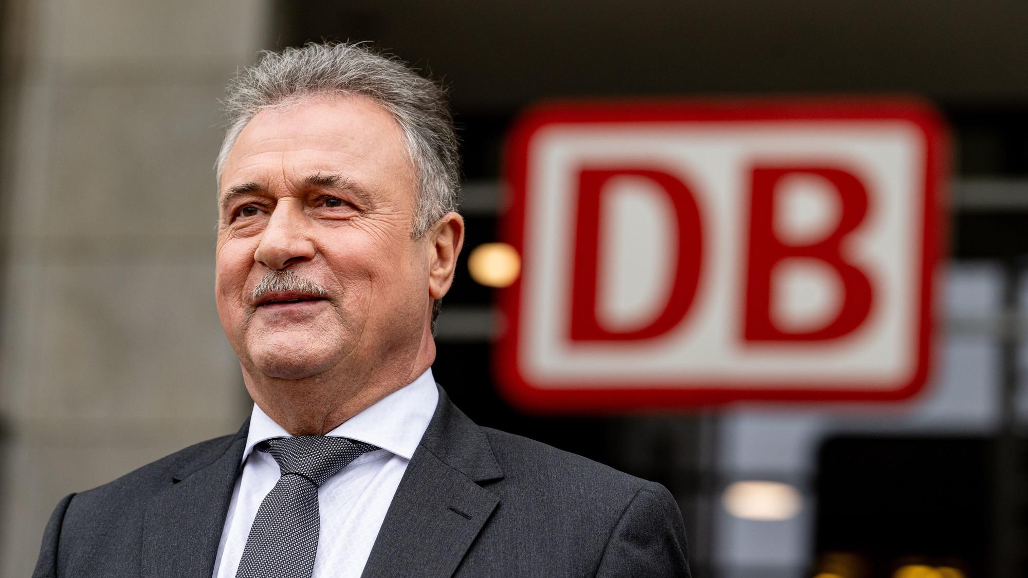 09.11.2023, Berlin: Claus Weselsky, GDL-Chef, gibt zum Auftakt der Tarifverhandlungen zwischen der Deutschen Bahn und der GDL ein Statement.