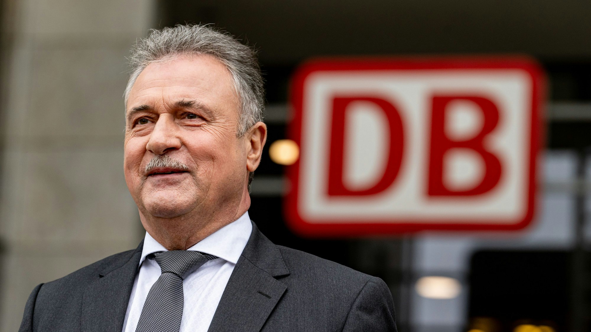 09.11.2023, Berlin: Claus Weselsky, GDL-Chef, gibt zum Auftakt der Tarifverhandlungen zwischen der Deutschen Bahn und der GDL ein Statement.