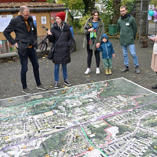 Das Foto zeigt Bürger bei der Infoveranstaltung auf dem Abenteuerspielplatz Gronau