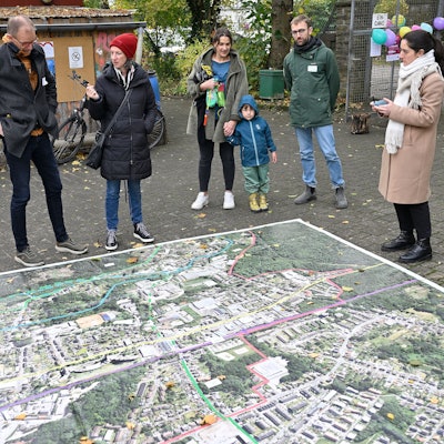 Das Foto zeigt Bürger bei der Infoveranstaltung auf dem Abenteuerspielplatz Gronau