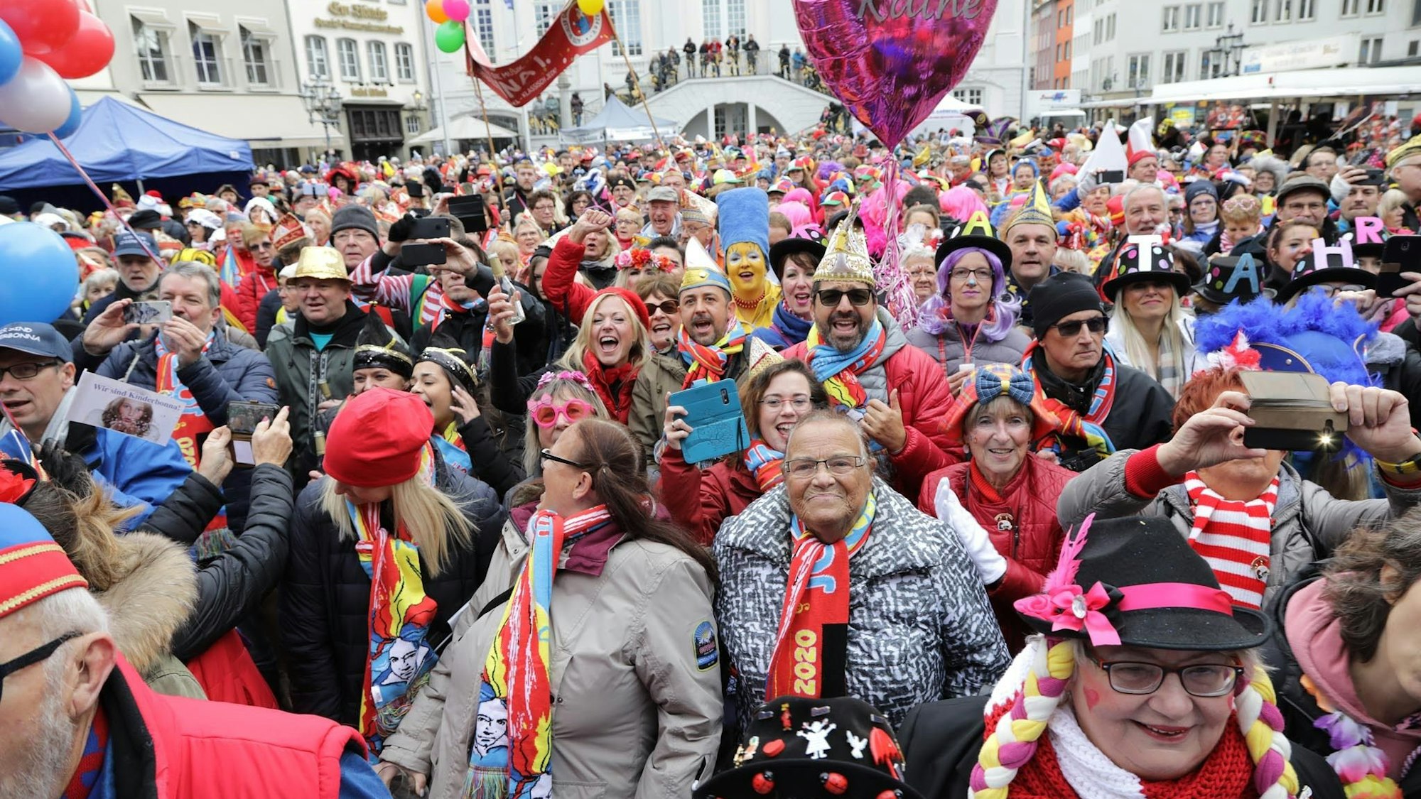 Am „Elften im Elften“ versammeln sich tausende Jecken auf dem Bonner Marktplatz und feiern den Start in die Karnevalssession.
