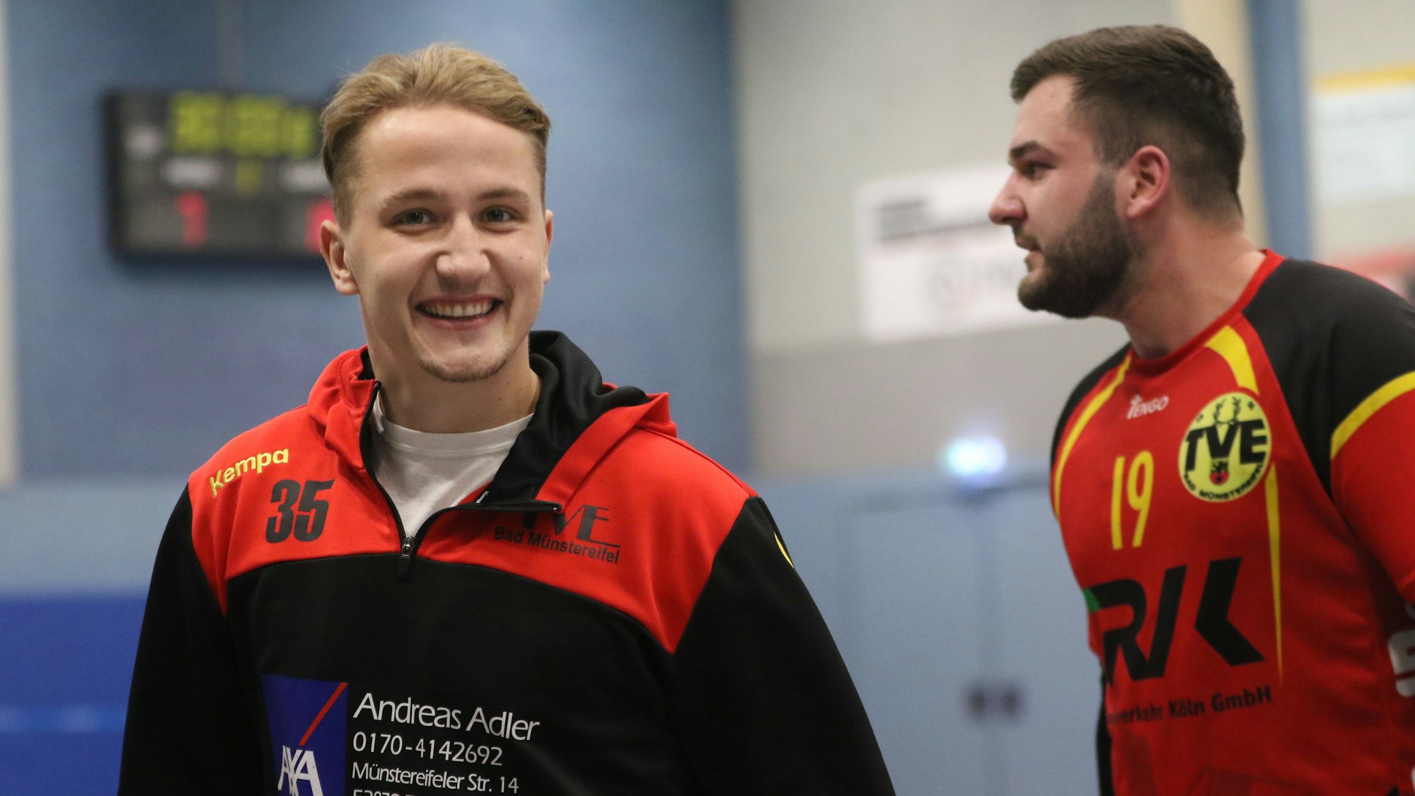 Bad Münstereifels Trainer Nils Fuchs lacht trotz des Rückstandes in die Kamera.