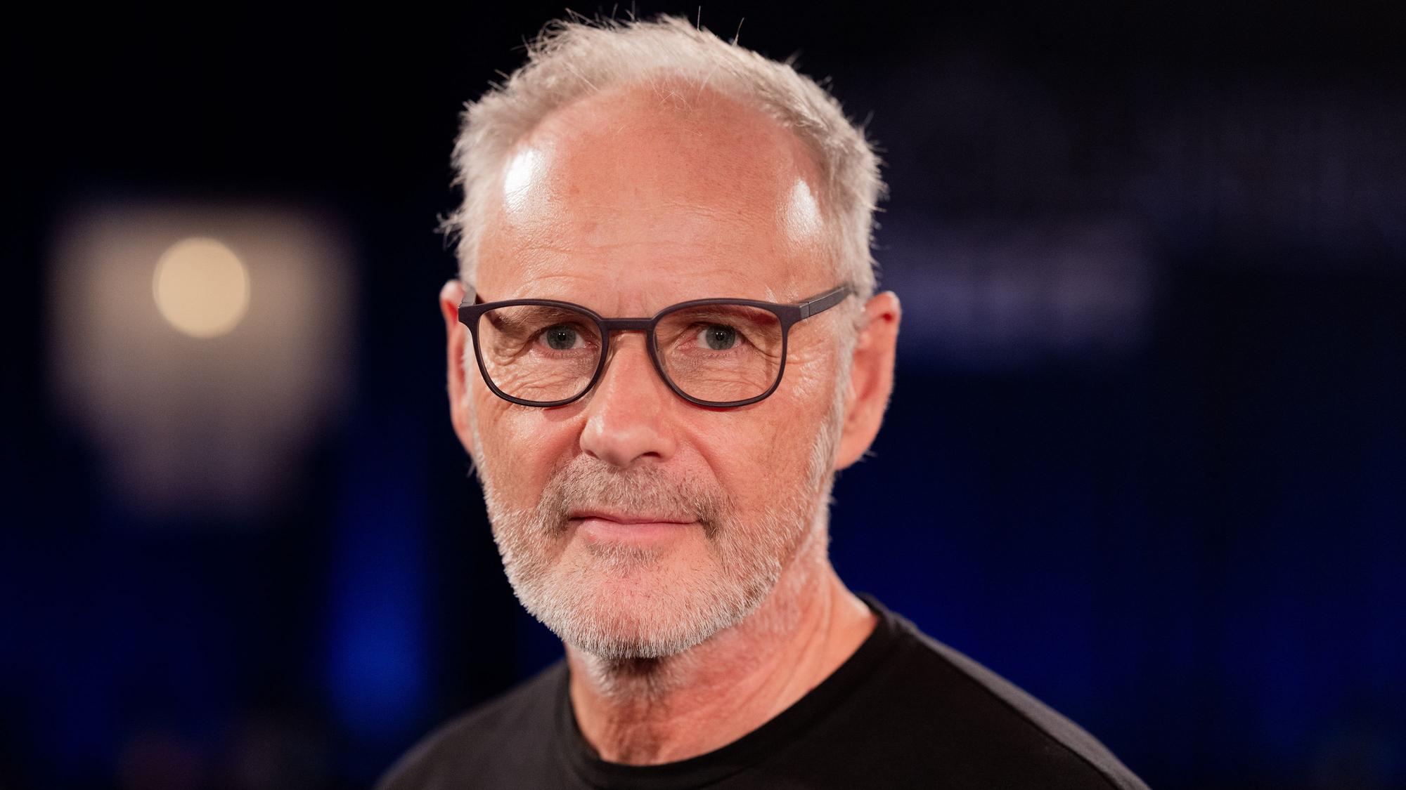 Reinhold Beckmann, Moderator und Autor, sitzt in den Studios des WDR im Stadtteil Bocklemünd nach der Talkshow «Kölner Treff».