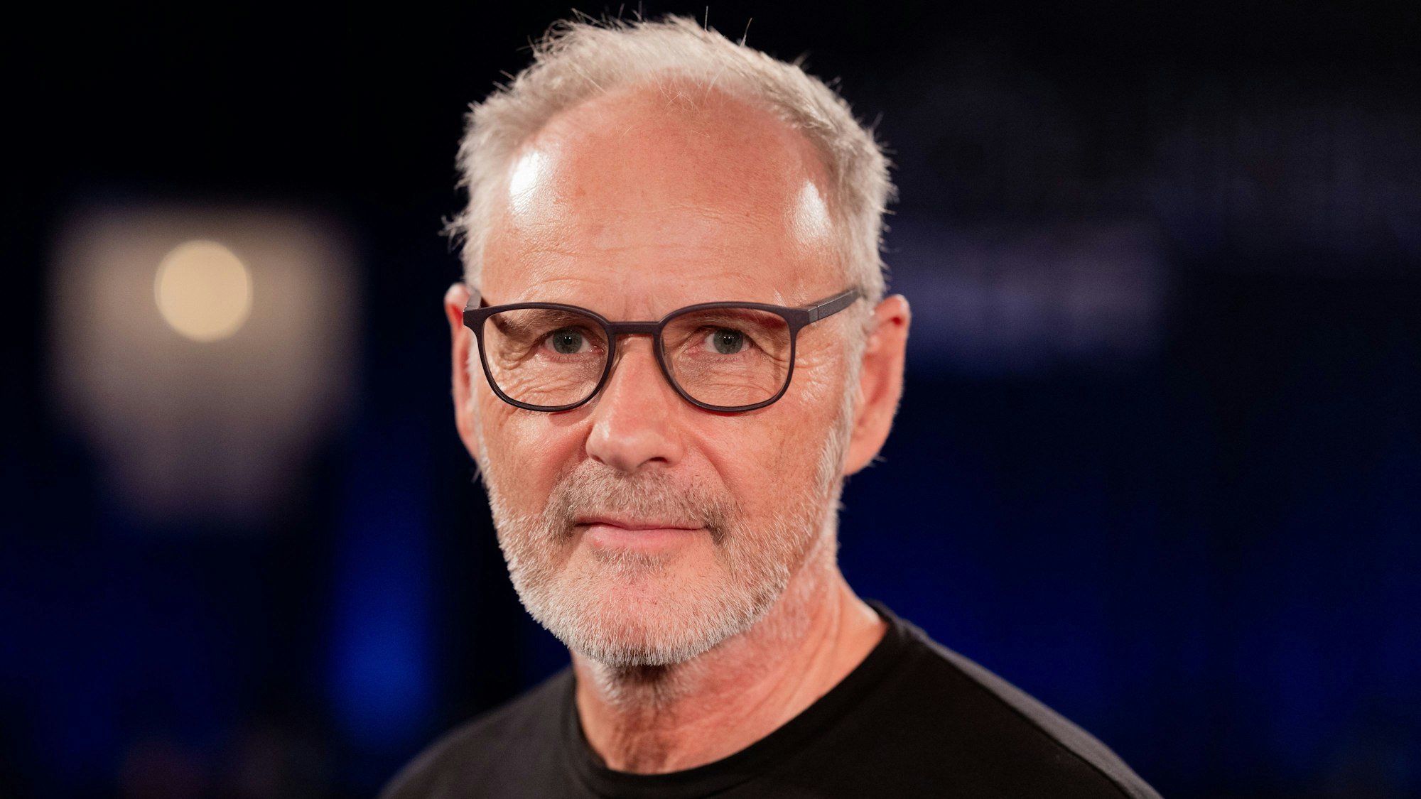Reinhold Beckmann, Moderator und Autor, sitzt in den Studios des WDR im Stadtteil Bocklemünd nach der Talkshow «Kölner Treff».