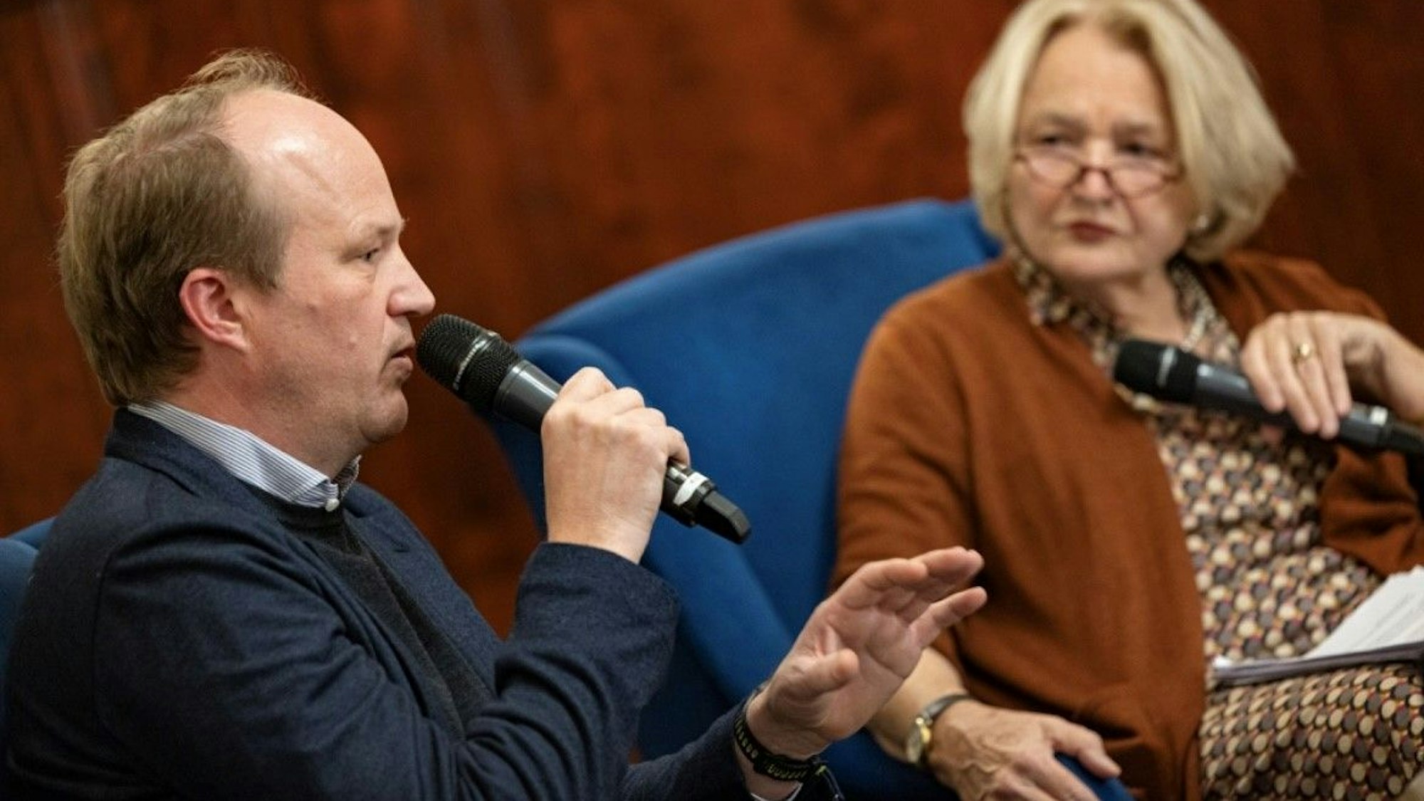 Zu Gast im Kölner Presseclub war Patrick Zahn, hier im Gespräch mit Hildegard Stausberg.
