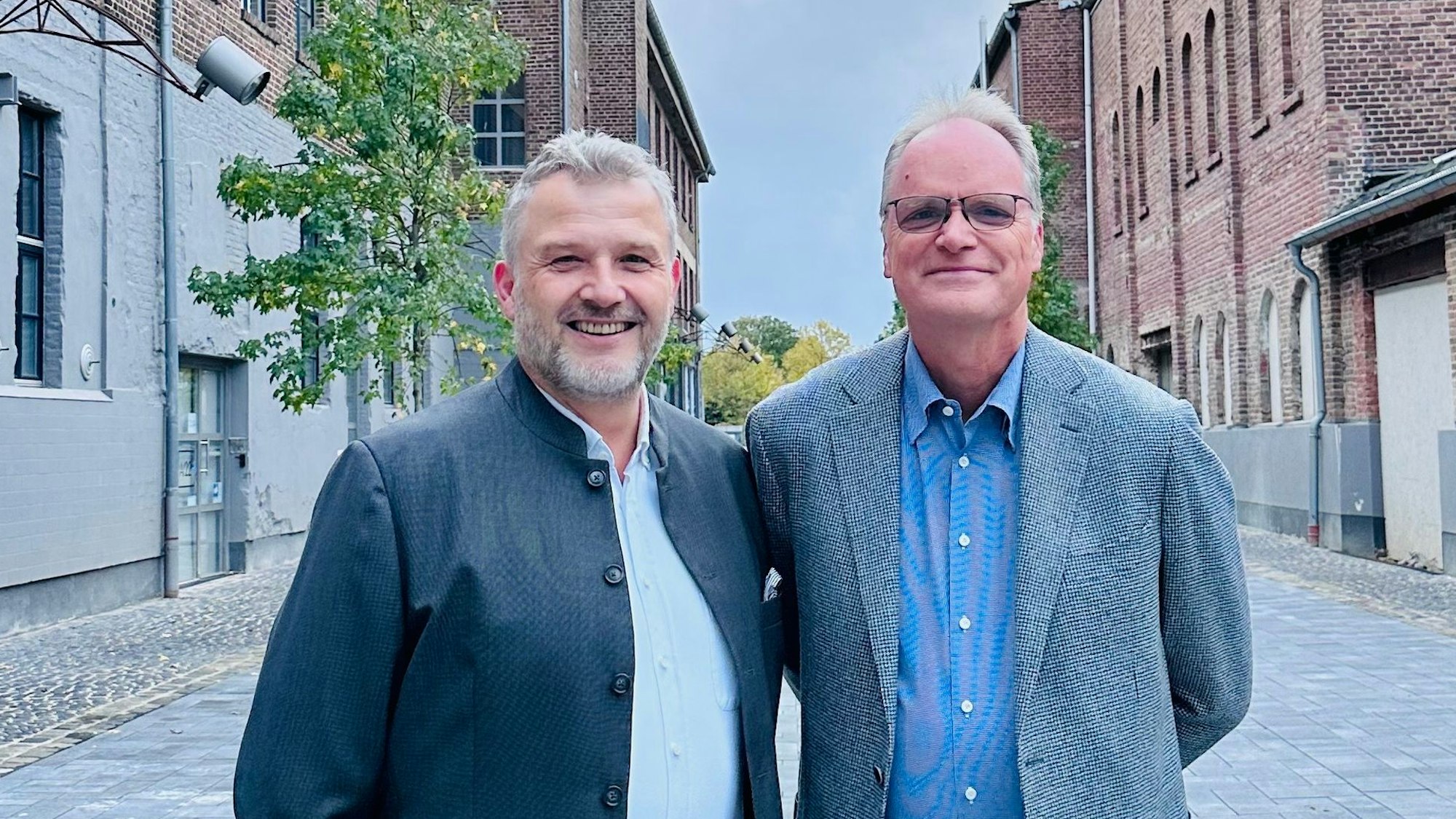 Stefan Thalhofer und Fritz-Bert Rosenbaum stehen vor den Gebäuden der alten Tuchfabrik in Euskirchen.