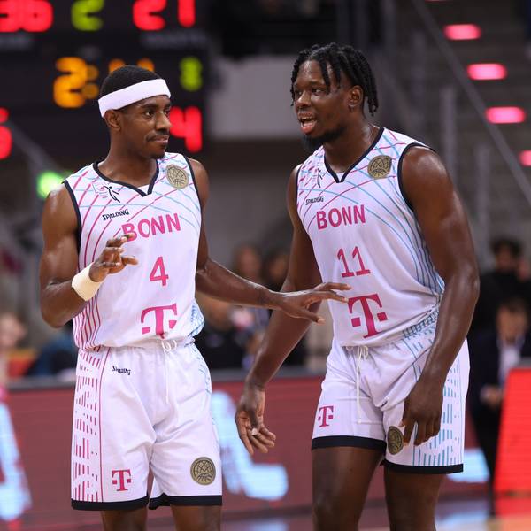 Gute Laune bei den beiden Matchwinnern Glynn Watson (l.) mit 20 Punkten und Brian Fobbs (21 P.). Foto: Jürgen Schwarz