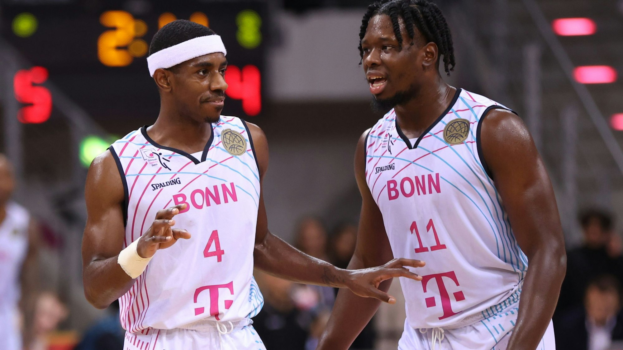 Gute Laune bei den beiden Matchwinnern Glynn Watson (l.) mit 20 Punkten und Brian Fobbs (21 P.). Foto: Jürgen Schwarz
