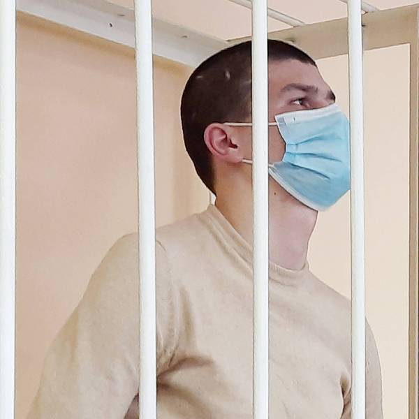 Wladislaw Kanyus im März 2021 vor Gericht. Der Wagner-Söldner wurde für den Mord an seiner Ex-Freundin Vera Pekhtelewa zu 17 Jahren Haft verurteilt. Nun wurde Kanyus von Wladimir Putin nach seinem Dienst für die Wagner-Gruppe begnadigt. (Archivbild)