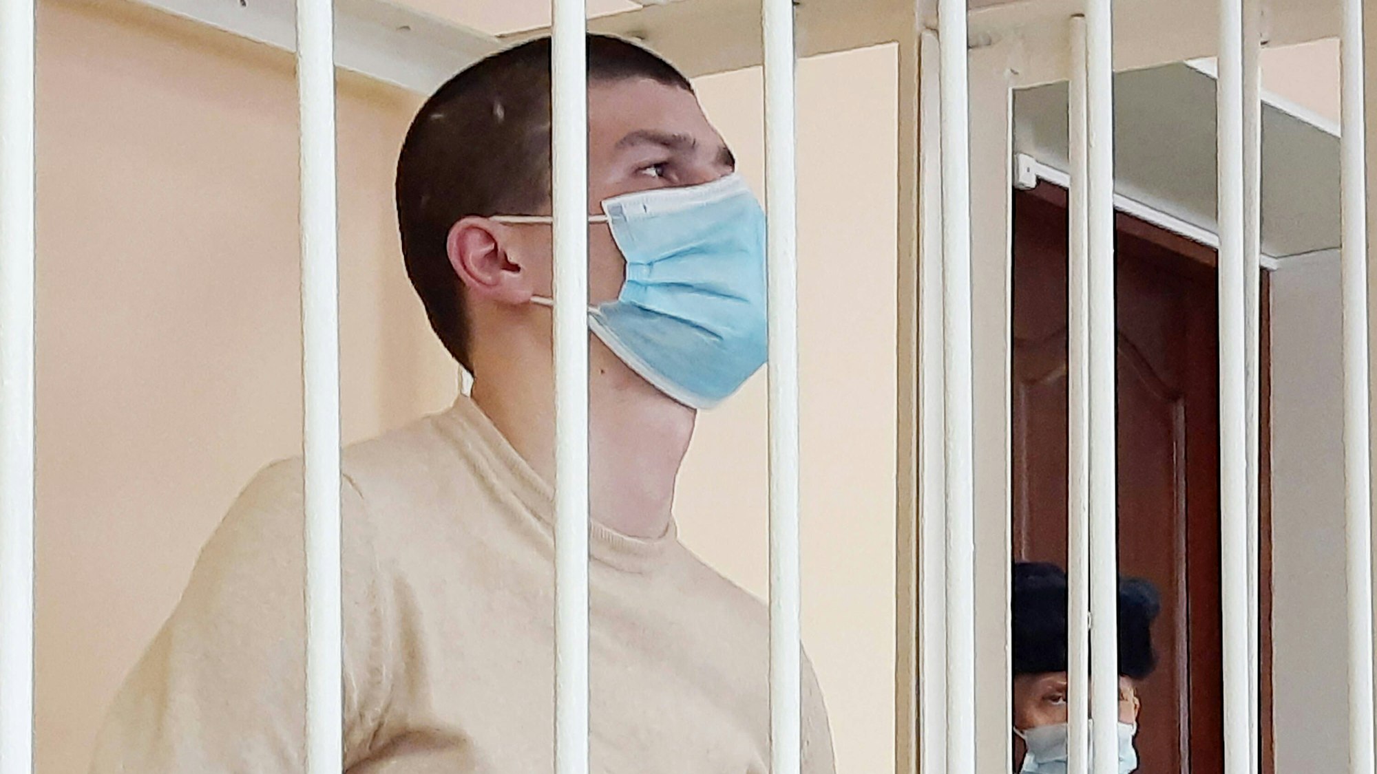 Wladislaw Kanyus im März 2021 vor Gericht. Der Wagner-Söldner wurde für den Mord an seiner Ex-Freundin Vera Pekhtelewa zu 17 Jahren Haft verurteilt. Nun wurde Kanyus von Wladimir Putin nach seinem Dienst für die Wagner-Gruppe begnadigt. (Archivbild)